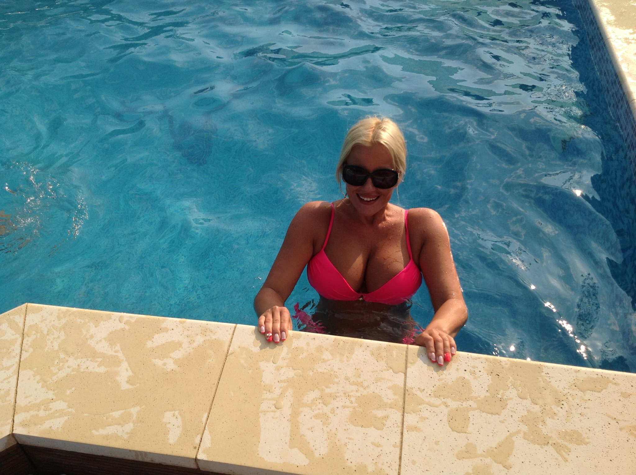 Decolteul Smarandei atrage toate privirile