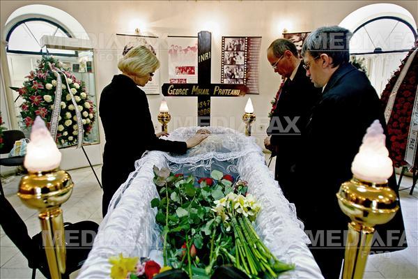 Sotia lui George Pruteanu, Nina (stanga), a inchis forumul regretatului lingvist