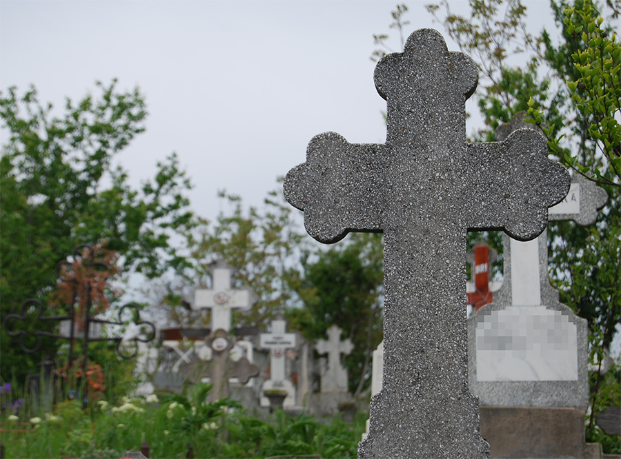 Rudele celor decedati care nu le ingrijesc mormintele s-ar putea trezi ca pierd locurile concesionate de administratia cimitirelor