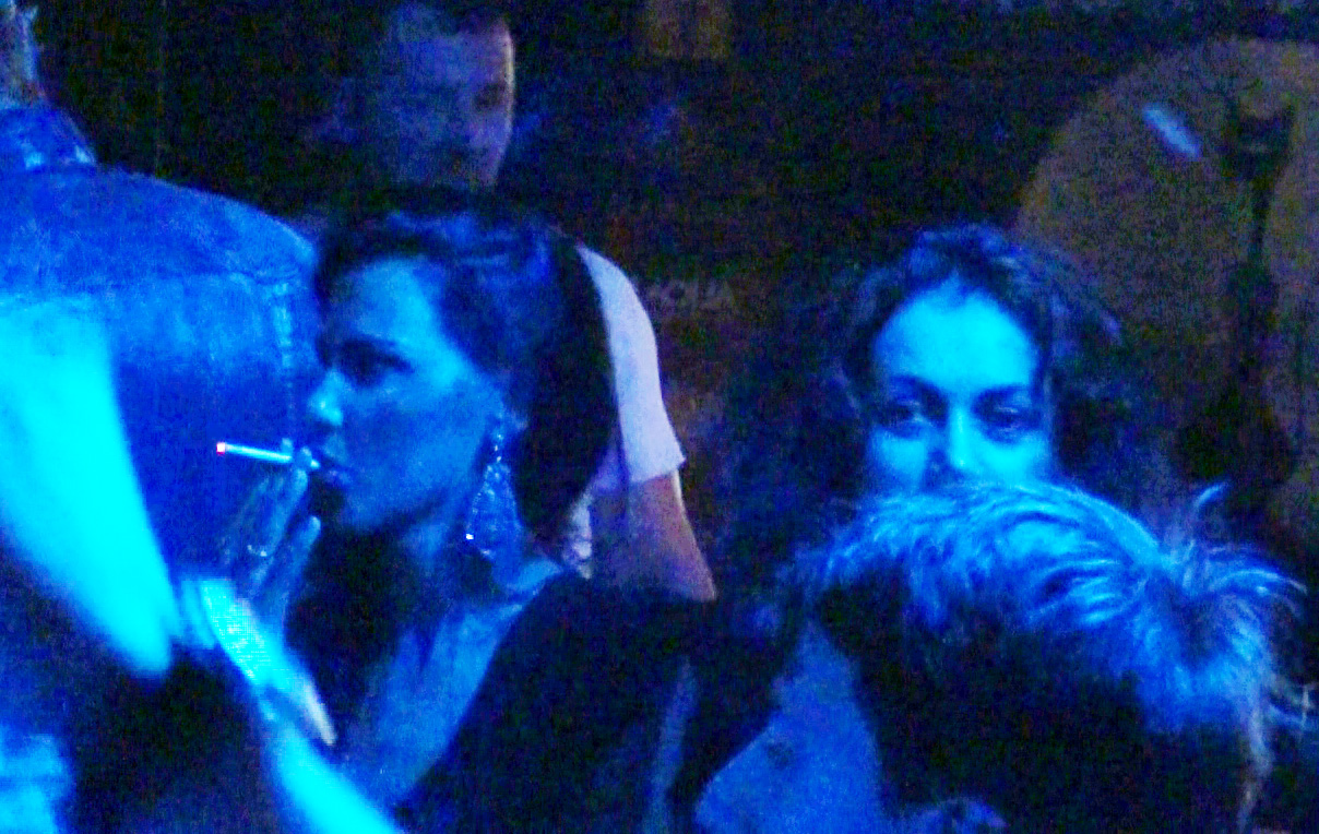 Profitand ca era singura, Lavina a fumat tigara dupa tigara