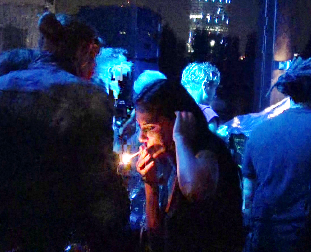 De cum a ajuns, bruneta a cerut imediat o bricheta pentru a-si aprinde tigareta