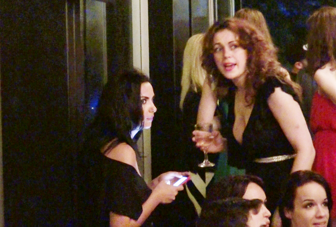 Din cand in cand, bruneta se oprea din discutii pentru a tasta pe telefonul mobil