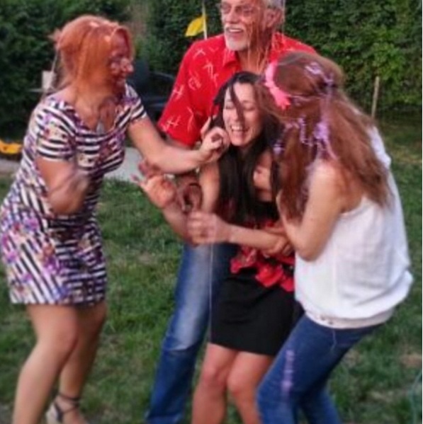 Catalina organizeaza petreceri pentru a-si acomoda mama cu noua viata