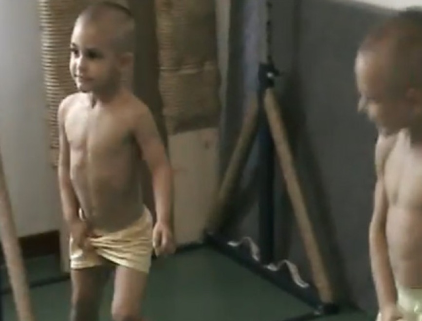 Iulian Stroe si-a pus baietii sa se pipaie in zona intima