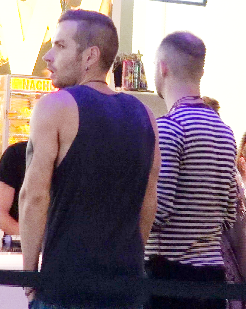 Randi a mers la film imbracat ca pe maidan