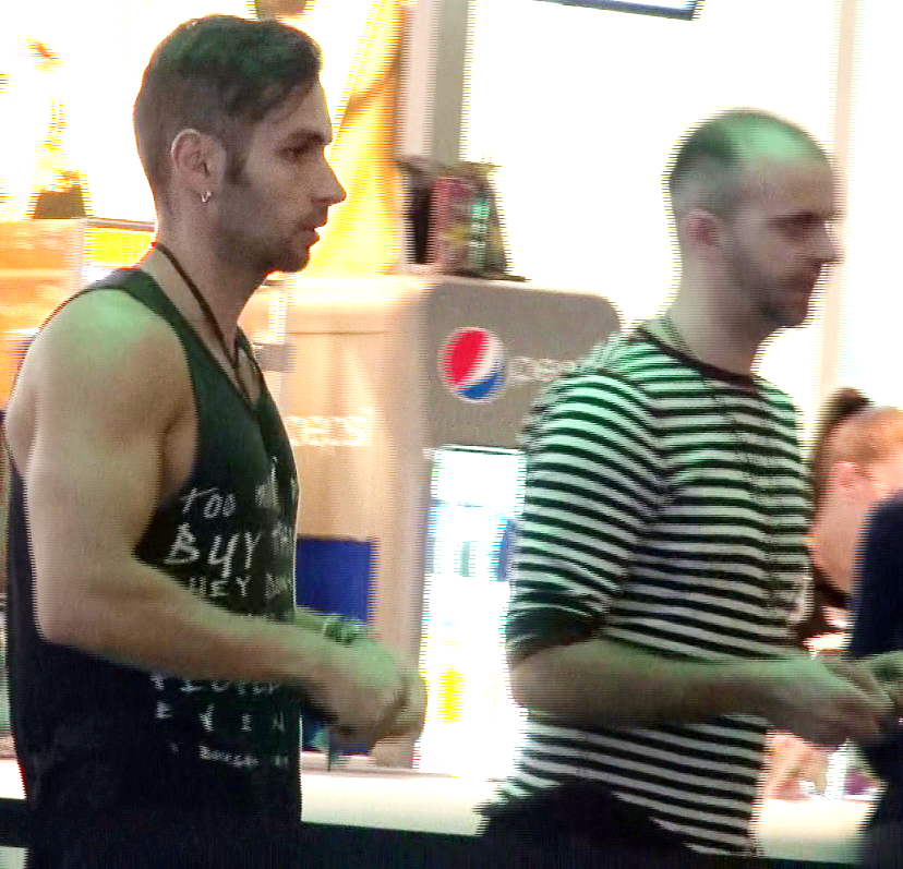 Prietenii lui erau imbracati ceva mai bine