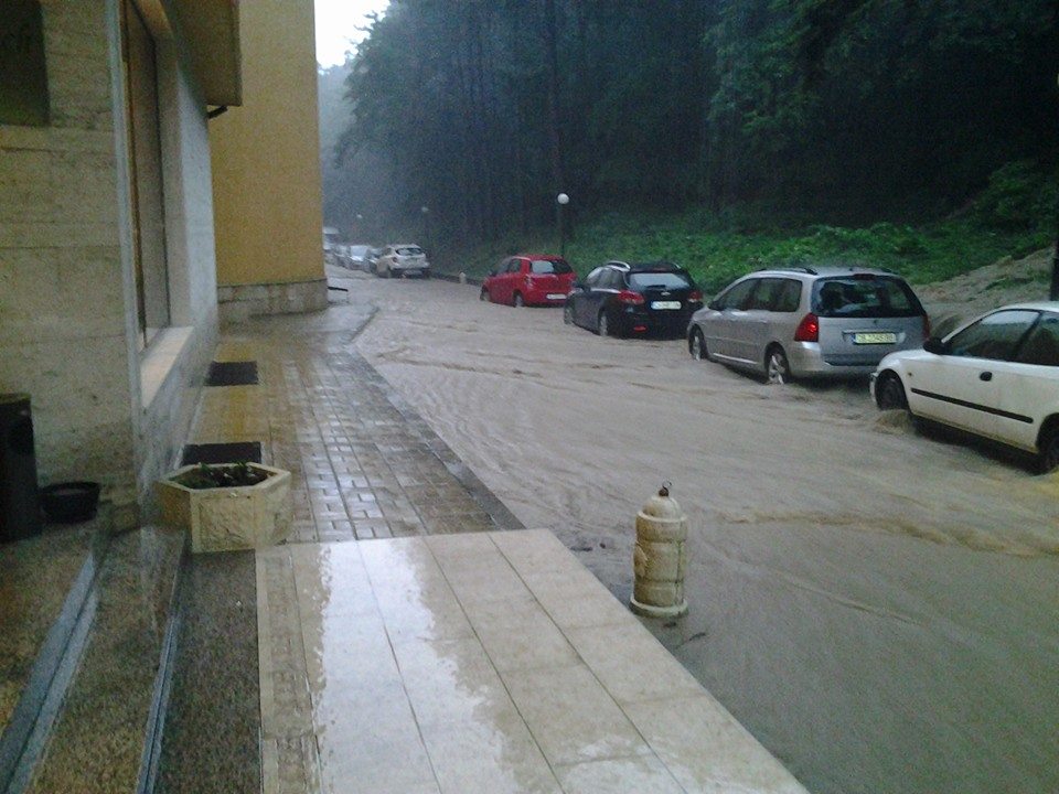 Asa arata aleea din fata hotelului in care era cazat Gabriel Dorobantu