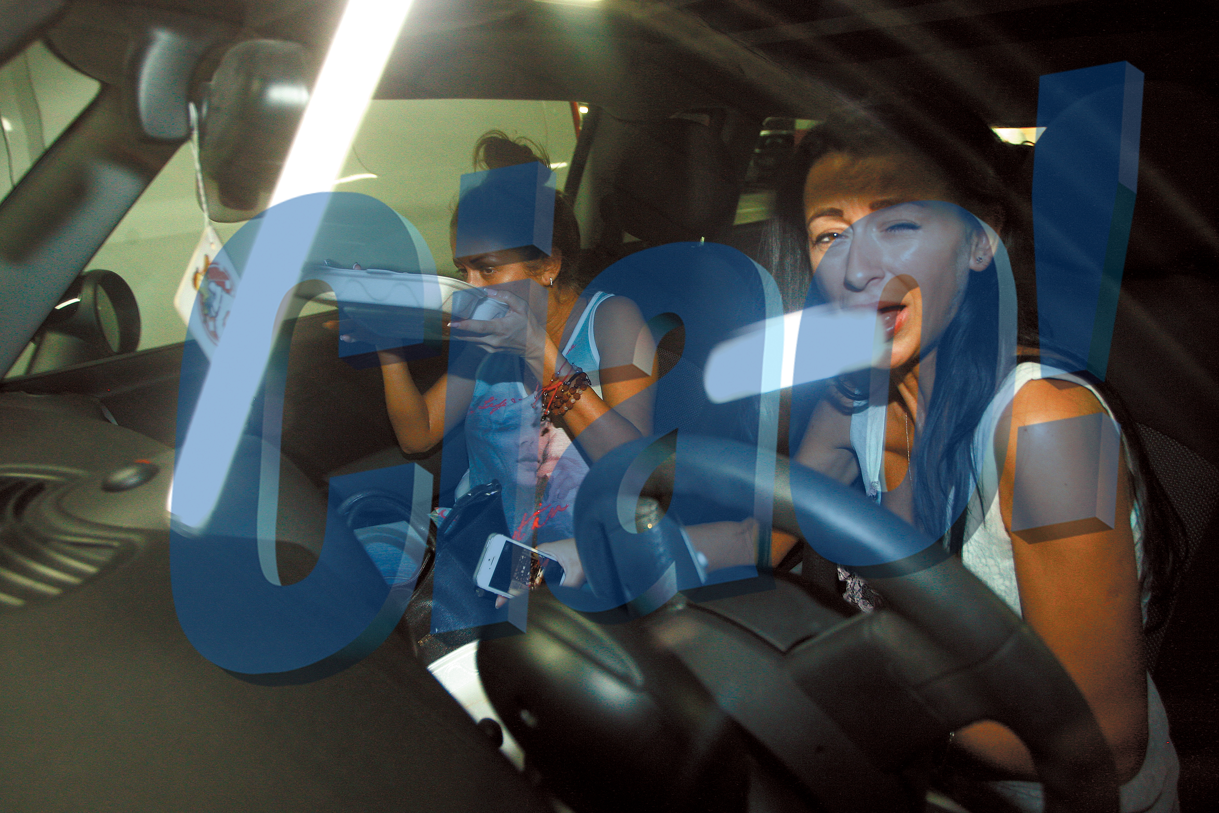 Dupa cateva zeci de secunde, Denisei i-a mai venit inima la locl, insa sora ei Raluca a continuat sa se ascunda in spatele caserolei pline cu varza calita