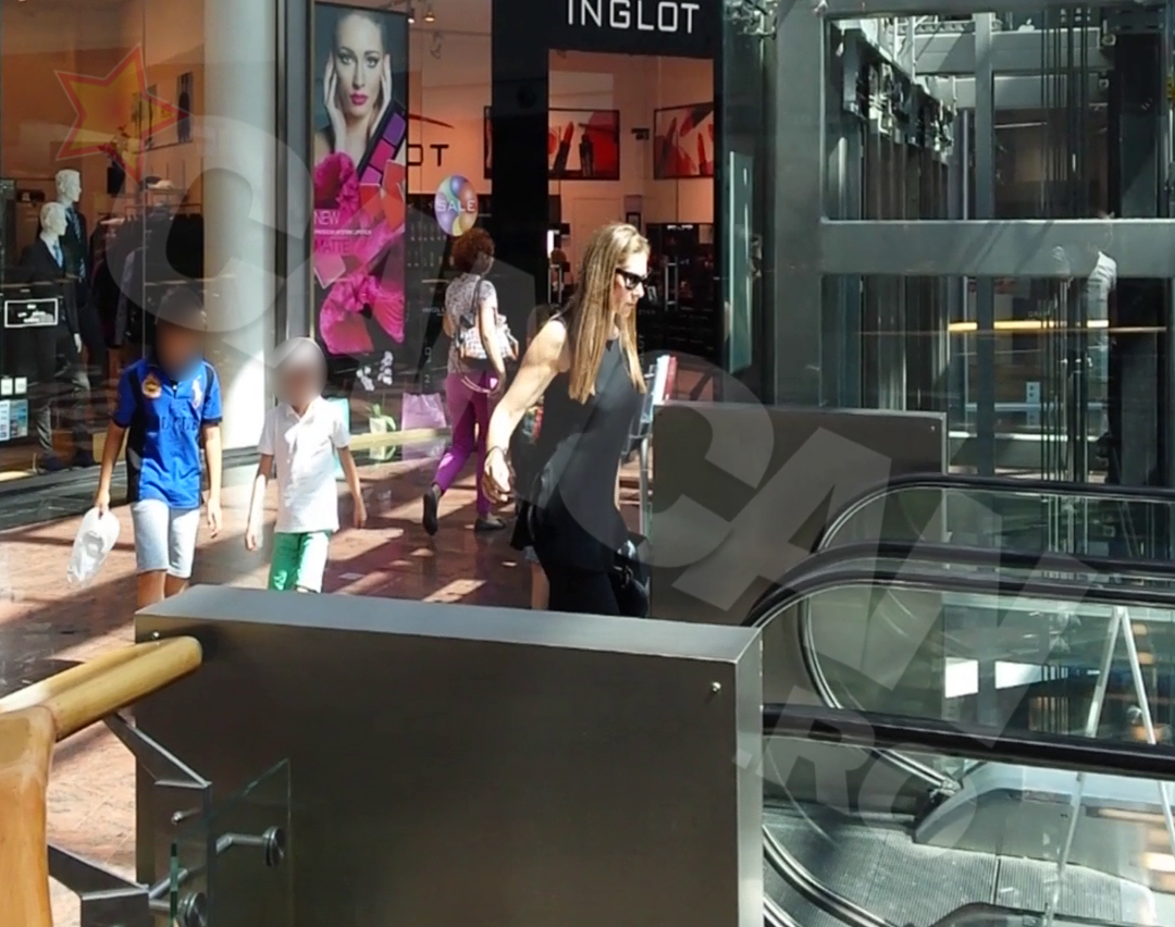 Romanita i-a dus pe cei mici sa le cumpere inghetata