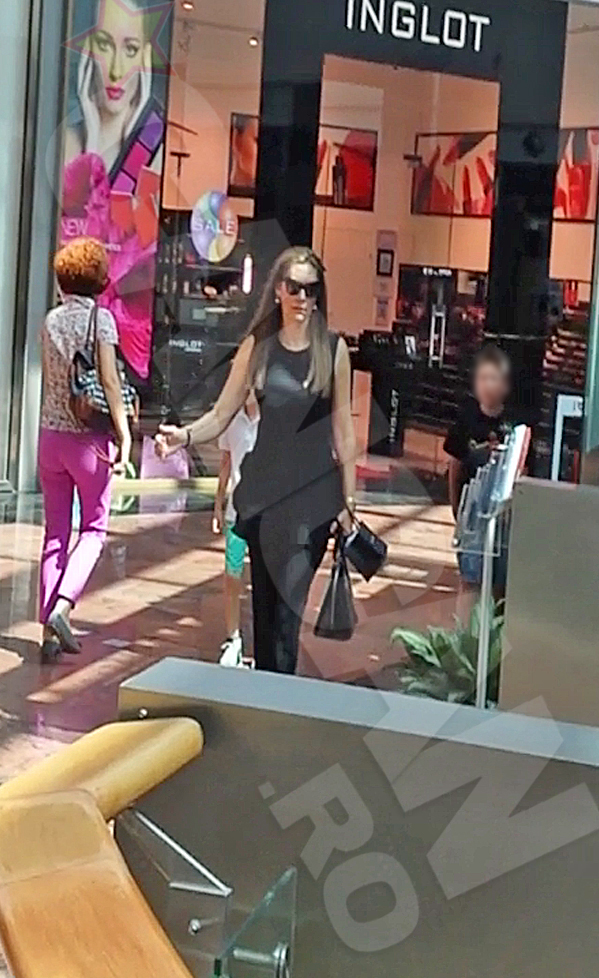 Fosta sotie a lui Adrian Iovan a iesit la mall cu fiul sau si inca doi copii
