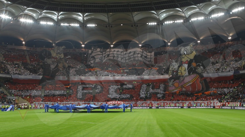Inaintea meciului o orechestra a cantat piesa lui Maurice Ravel, Bolero, iar suporterii au fost in ton cu muzica