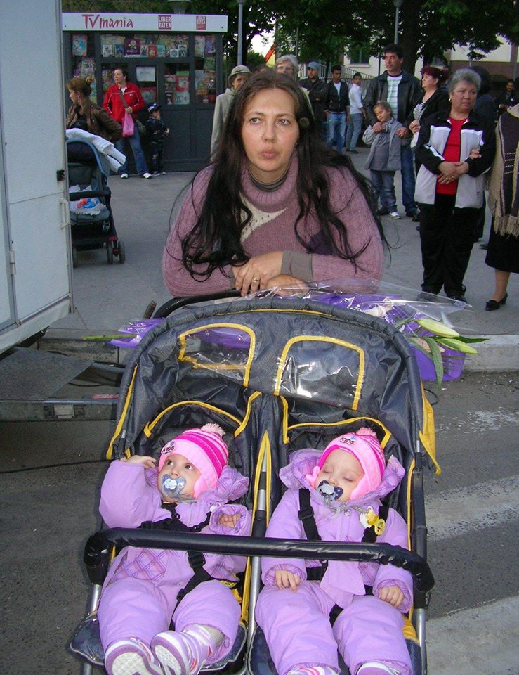 Gemenele primei femei iluzionist si fachir din Romania au trei ani si jumatate