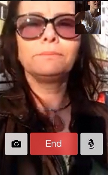 Inna si mama ei pastreaza legatura prin intermediu video-conferintei