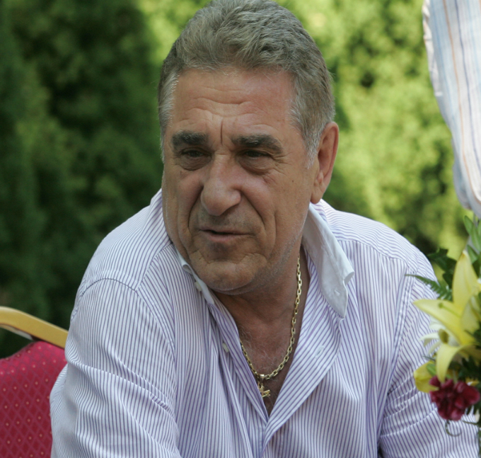 In decursul anilor, fanii dinamovisti l-au injurat pe Giovani Becali, impresarul fiind acuzata ca a devalizat clubul