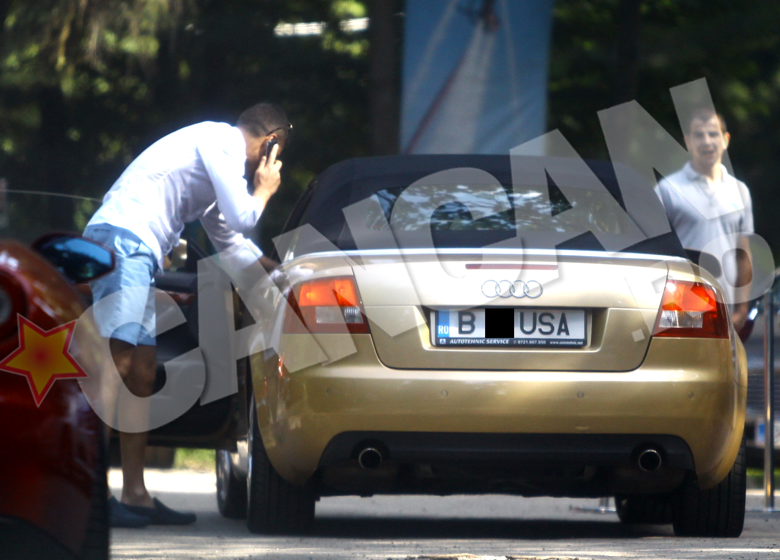 Soferul da scaunul masinii in fata pentru ca pasagerii din spate sa poata iesi