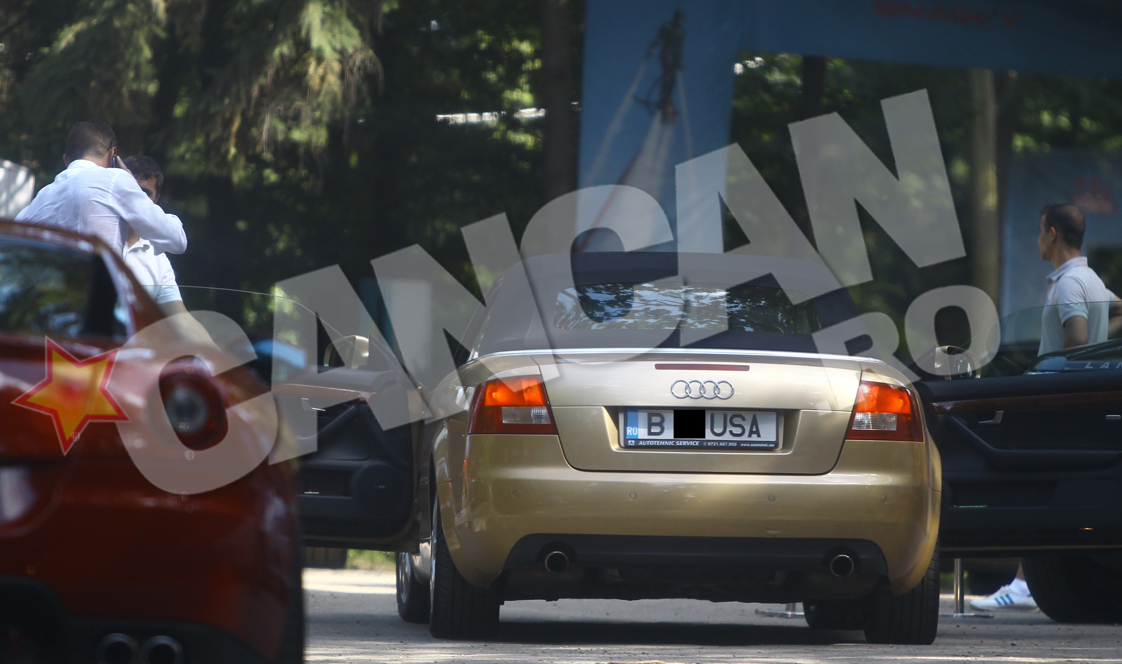 Cristian Boureanu vorbeste la telefon si, in acelasi timp, ii da indicatii parcagiului