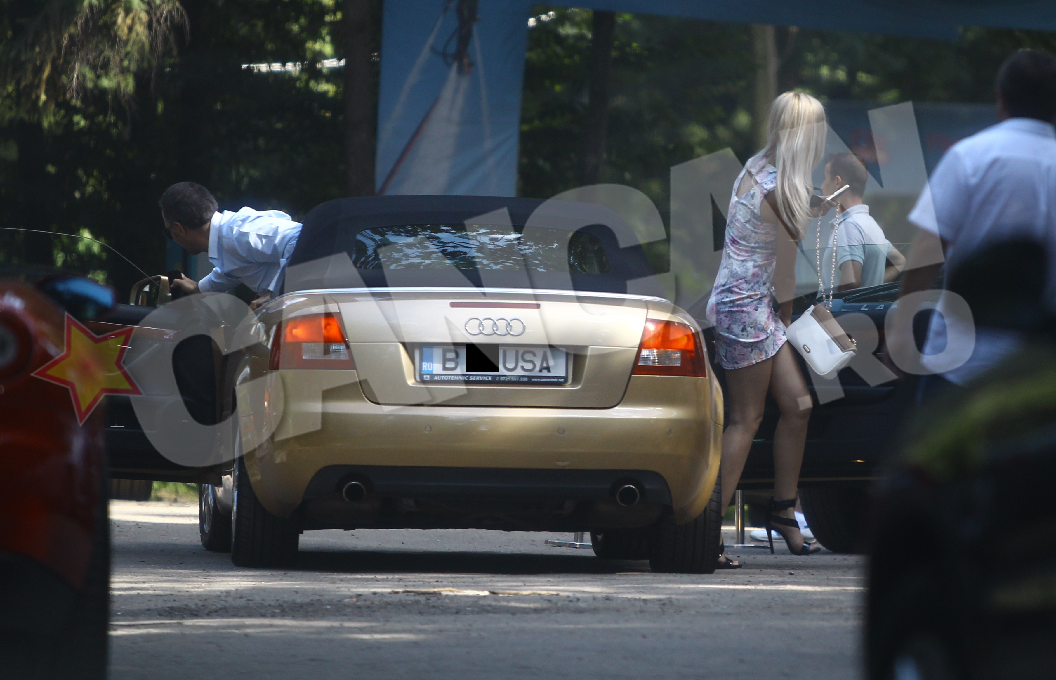 Silviu Vaduva si partenera lui coboara cam chinuiti din masina