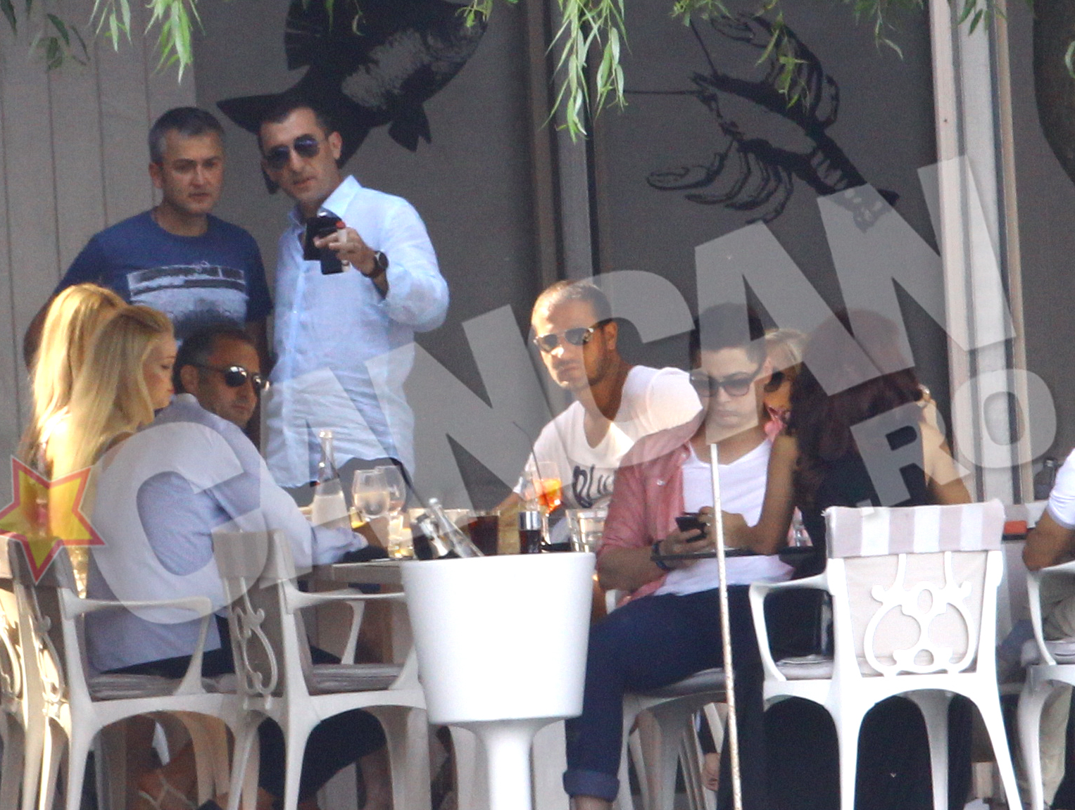 Ca sa nu se simte probabil stinghere, cele doua blonde au stat la masa una langa cealalta