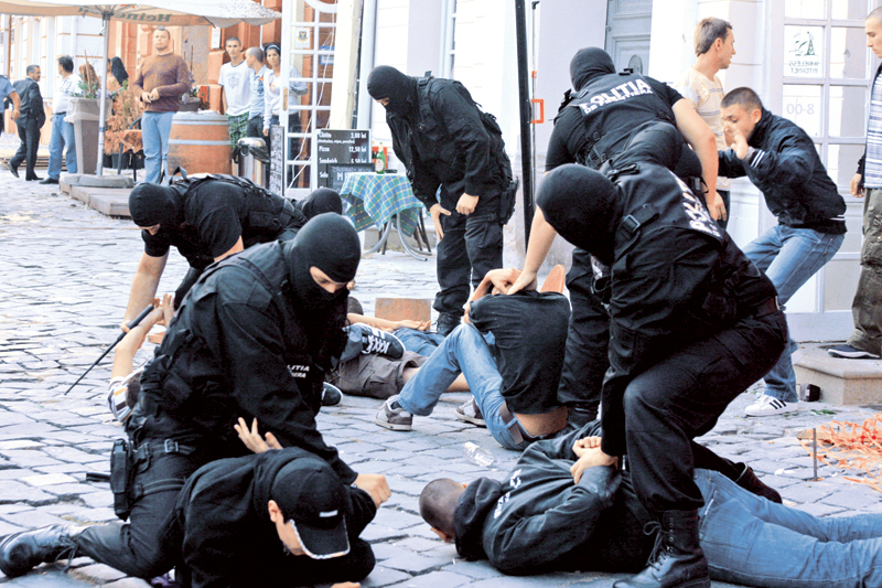 Interlopii controleaza orasul si dupa ce sunt bagati dupa gratii