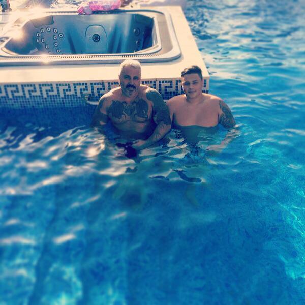 Marco si Sile au profitat din plin de vremea frumoasa de afara si si-au etalat tatuajele la o piscina privata