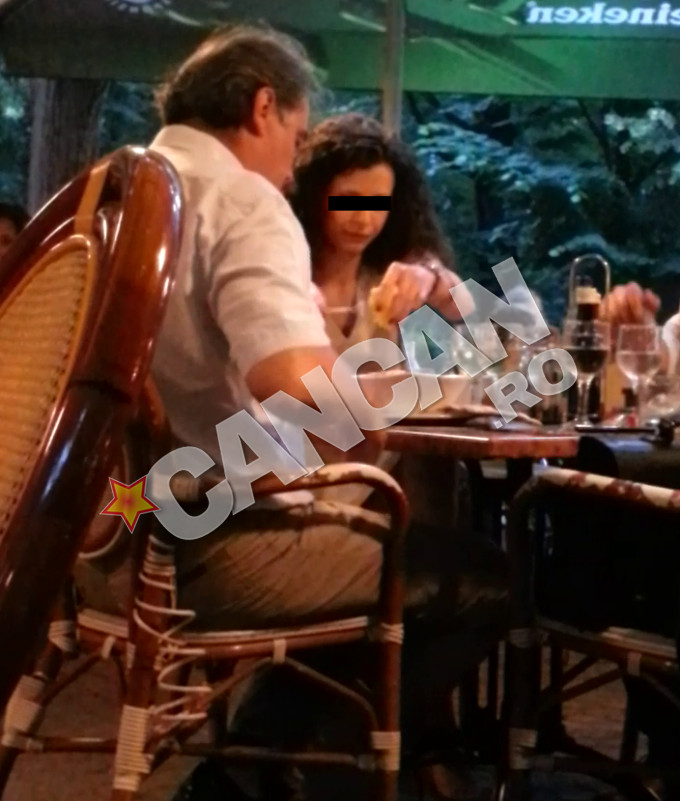 In urma cu aproximativ o luna, paparazzii CANCAN.ro l-au surprins pe Adrian Cioroianu in compania altei femei
