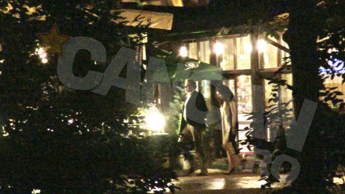Adrian Cioroianu si misterioasa lui insotitoare au plecat de la restaurant impreuna