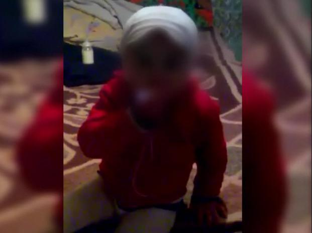 Fetita a fost silita de mama ei sa bea cafea si sa fumeze