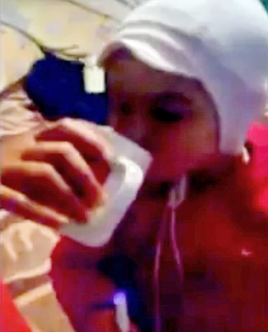 Micuta Magdalena a fost abandonata de mama ei