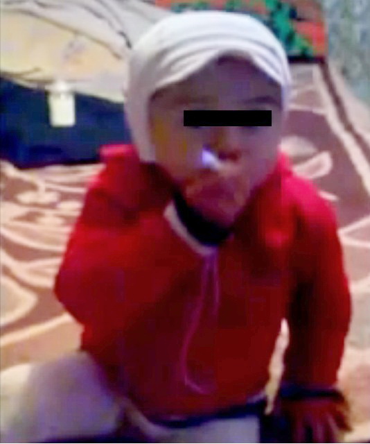 Copila a fost obligata sa traga din tigara