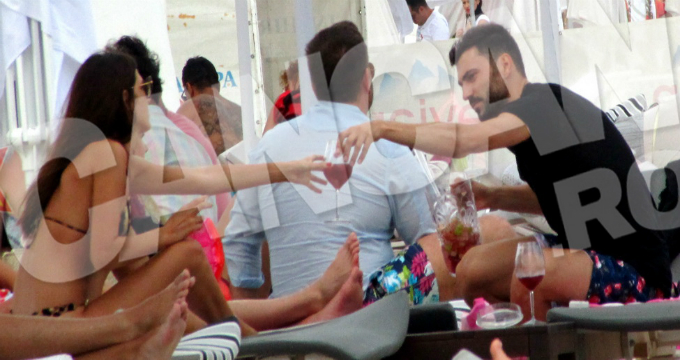 Si fotbalistii sunt galanti. Adrian Ropotan isi serveste iubita cu un pahar de vin