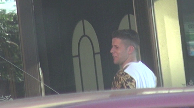 Fiul lui Cornel Penescu intra in hotelul in care s-a cazat la mare