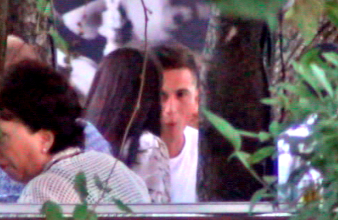 Gardos a servit masa cu pofta, insa nu si-a neglijat prietena nici in timp ce manca