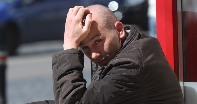 Mircea Balaban cerseste in fata patiseriei lui George Copos