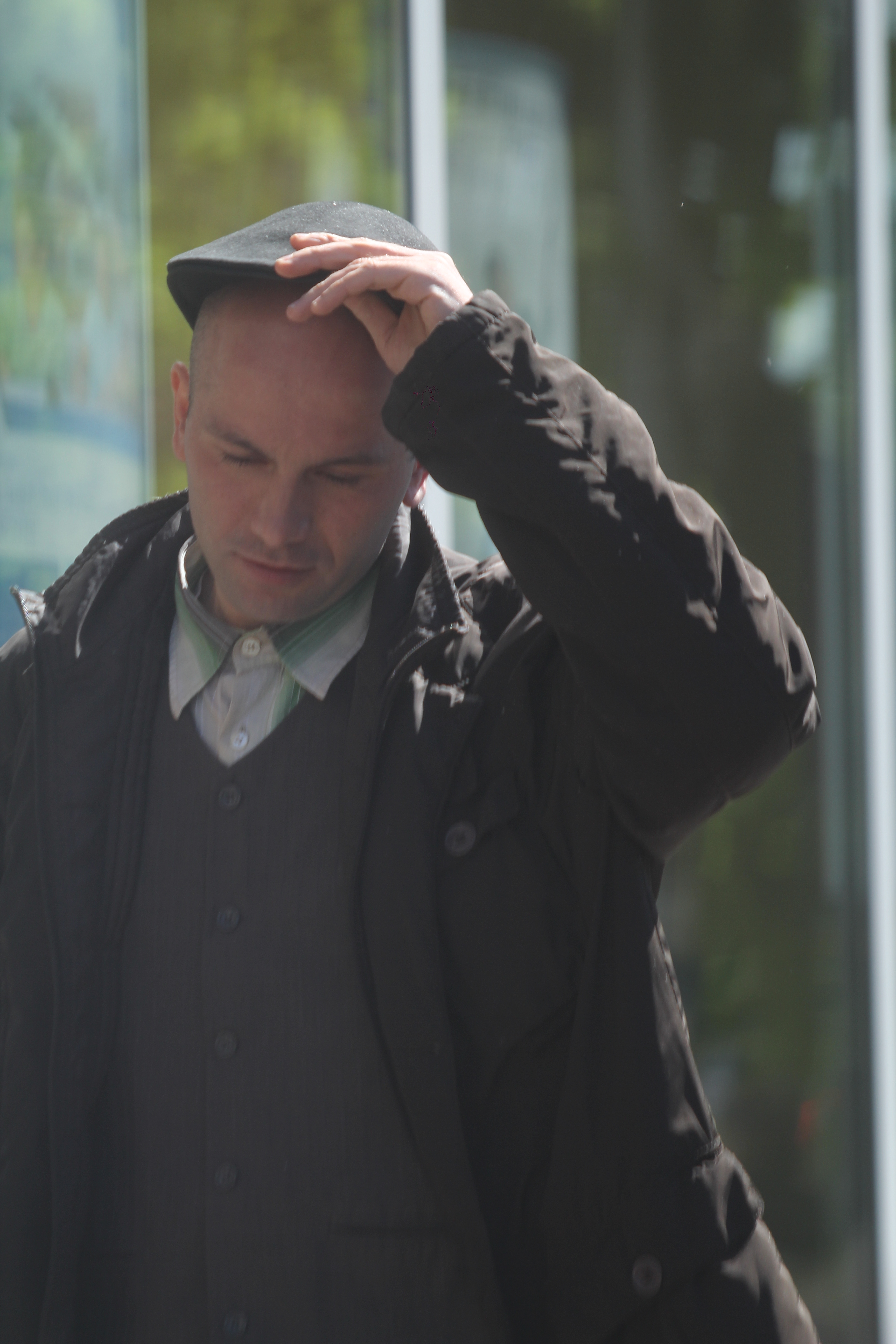 Mircea Balaban cerseste in fata patiseriei lui George Copos