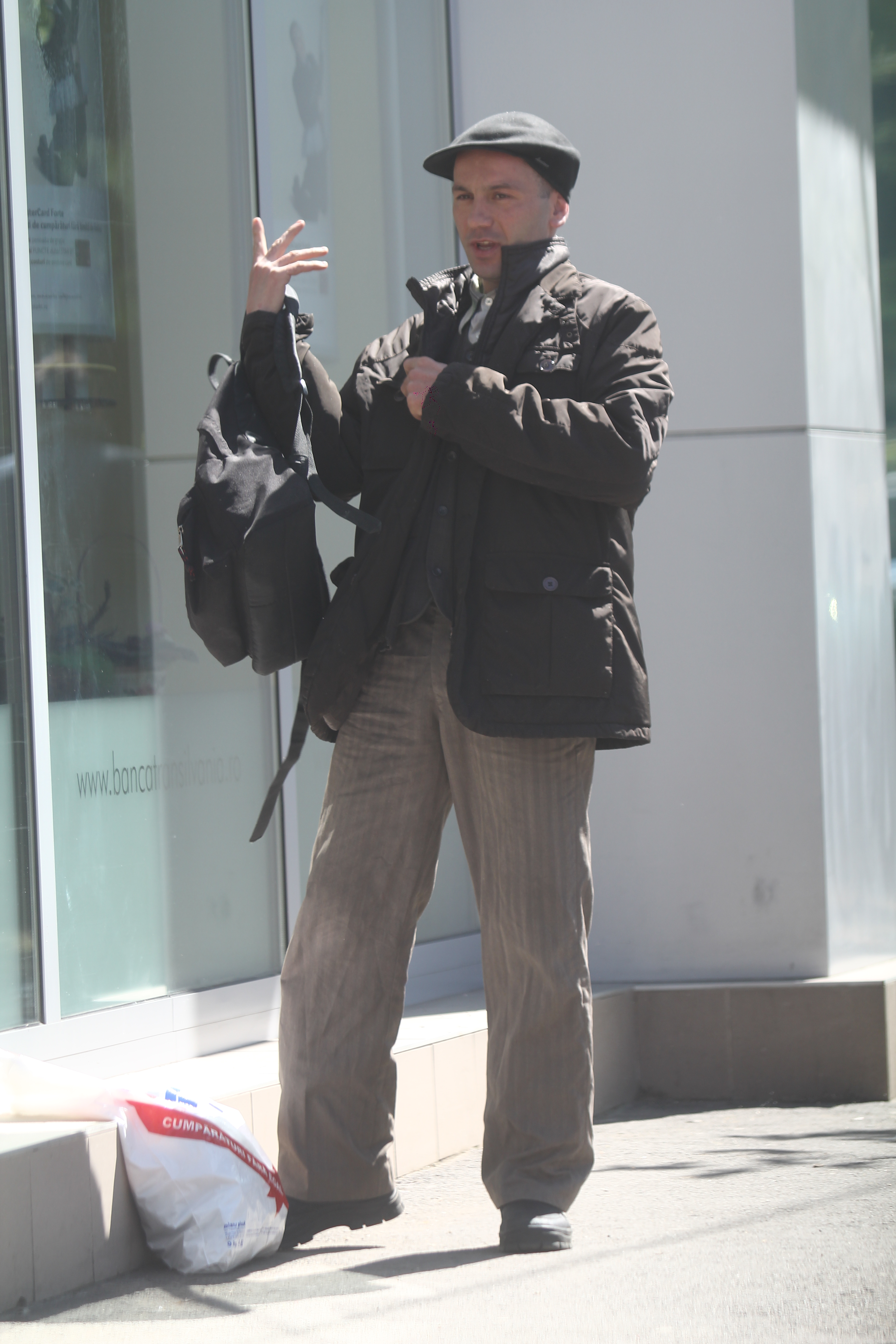 Mircea Balaban cerseste in fata patiseriei lui George Copos