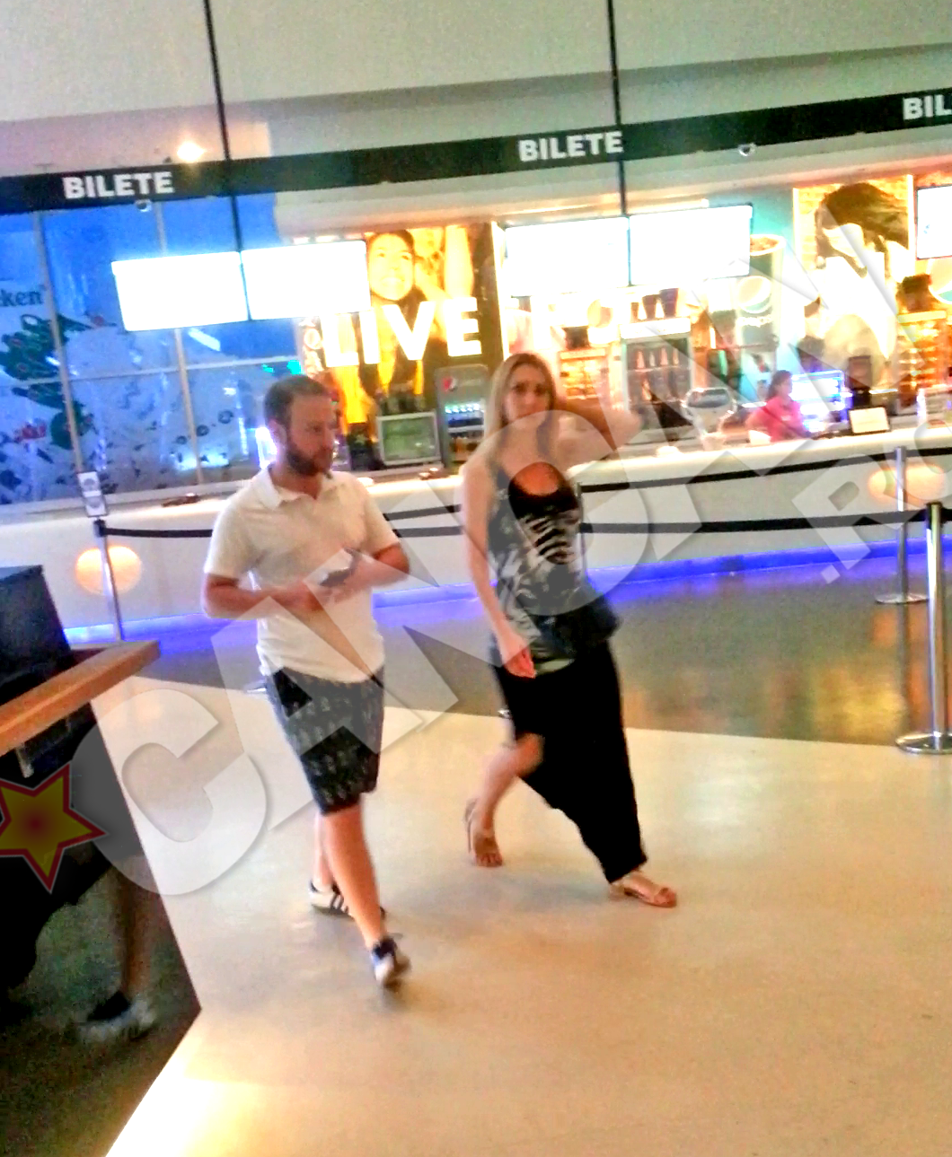 Tanarul cuplu a iesit la un film, in mall