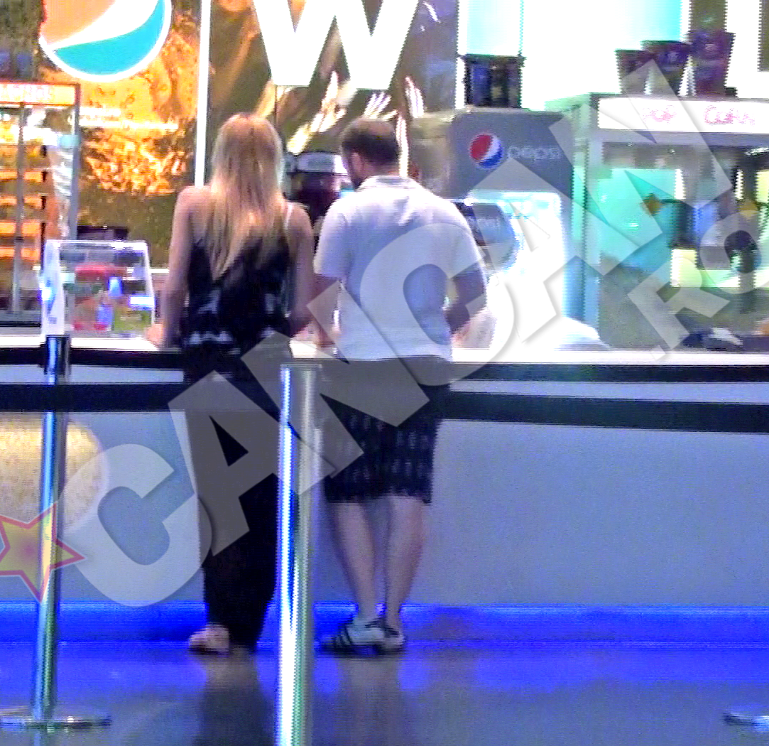 Andrei si Alberta asteapta ca vanzatoarea sa le dea biletele la film