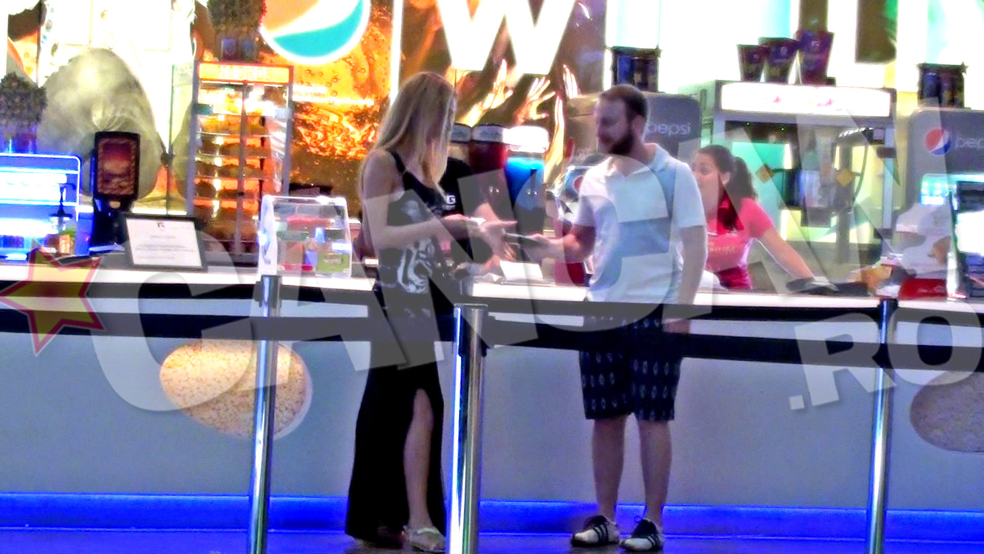 Andrei ii da sotiei lui sa-i tina portofelul