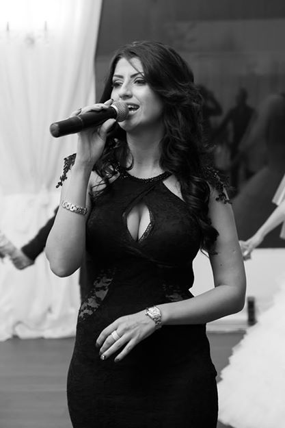 Alina abia daca mai poate sa-si citeasca mesajele din telefon