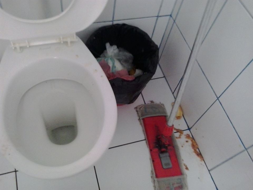 Angajatii nu s-au sinchisit sa stearga voma din baie