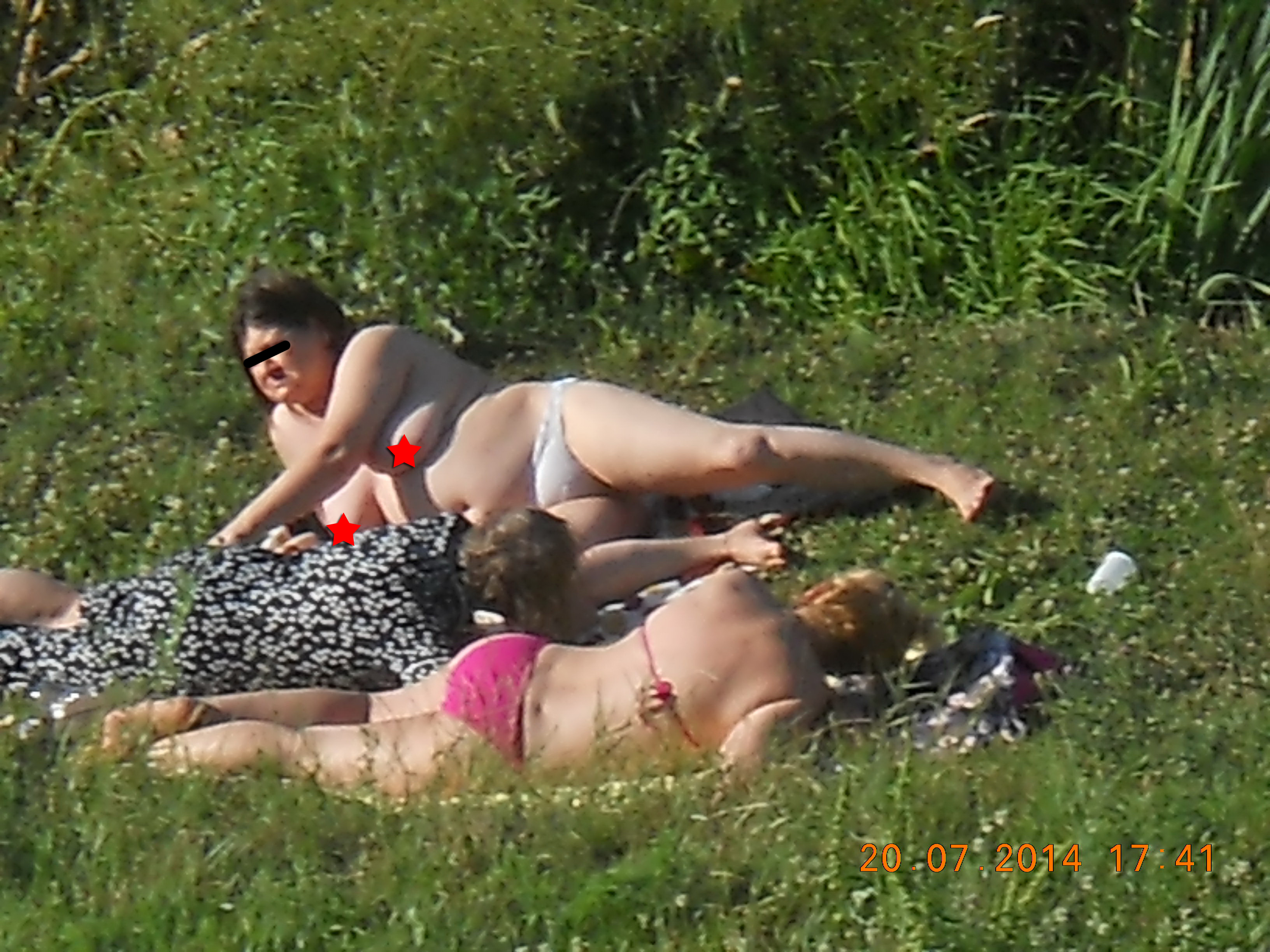 La insistentele prietenelor, femeia care era in capot, a acceptat sa-si dezgoleasca macar gleznele