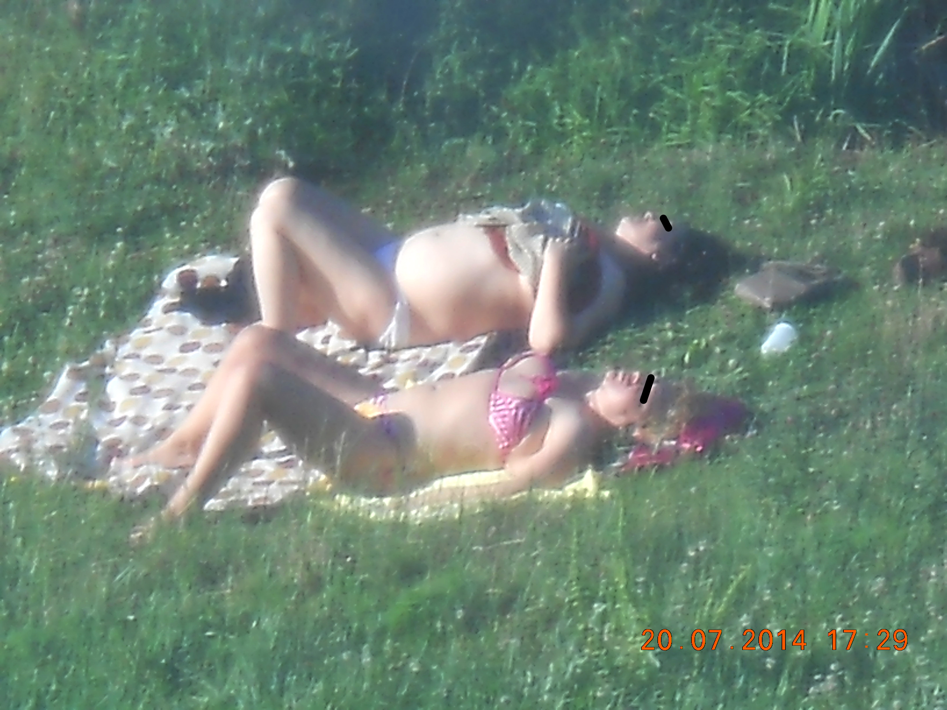 Femeile s-au tolanit si apoi au atipit sub soare