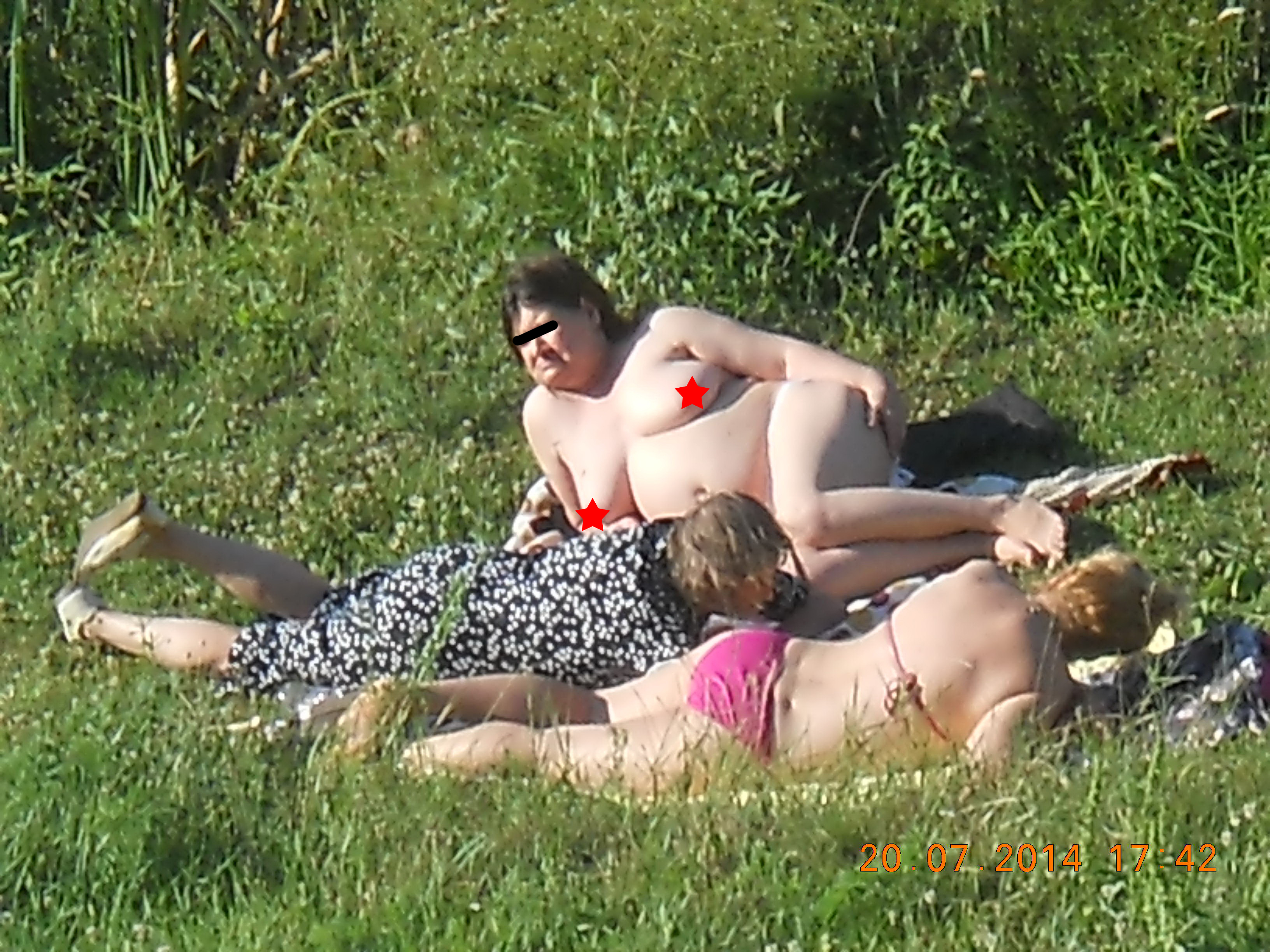 Femeile s-au tolanit si apoi au atipit sub soare