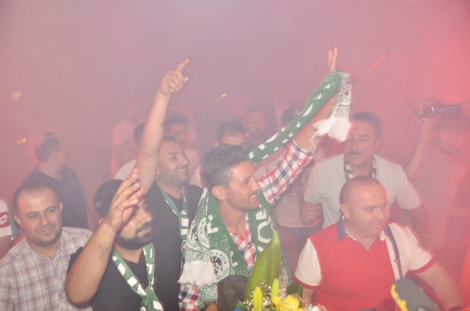 Fanii celor de la Konyaspor au aprins torte si fumigene in aeroport