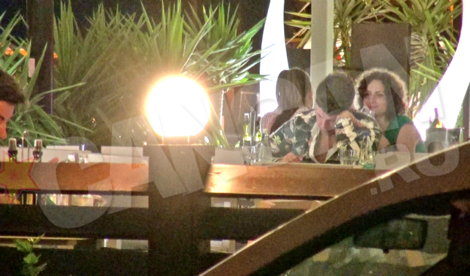 Plictisit, Andrei Penescu butoneaza telefonul