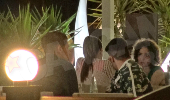 Andrei Penescu se intoarce spre masa la care se afla doua fete. Nu are succes si se concentreaza la farfuria lui