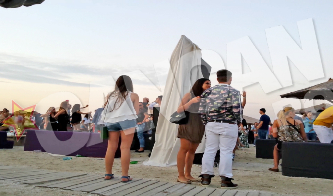 Intr-un sfarsit, Andrei Penescu reuseste sa intre in vorba cu o fata