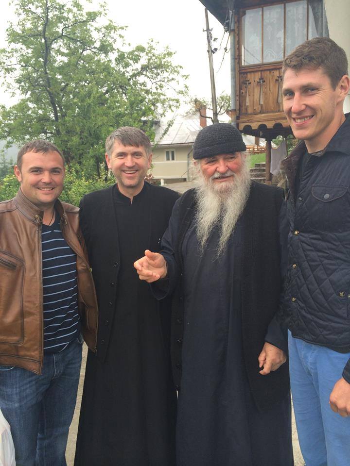 Preotul si-a adus si baietii la manastire