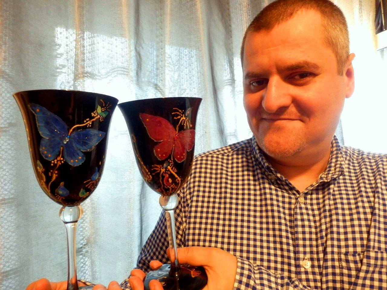 Cristi Martin picteaza pe pahare