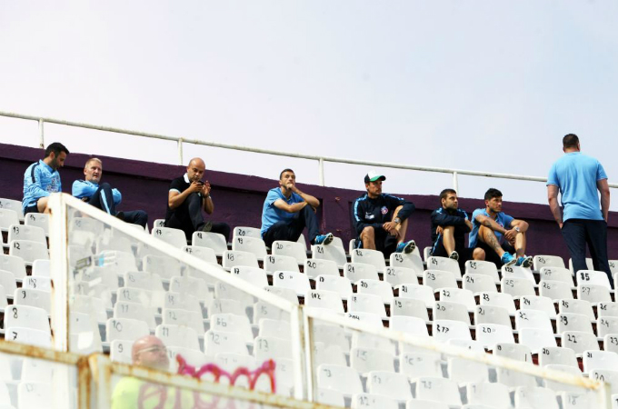 Asa a arata galeria Stelei, in trecut, la meciul din Giulesti contra Rapidului. Oamenii din conducere si jucatorii care nu au prins lotul i-au incurajat pe cei din teren